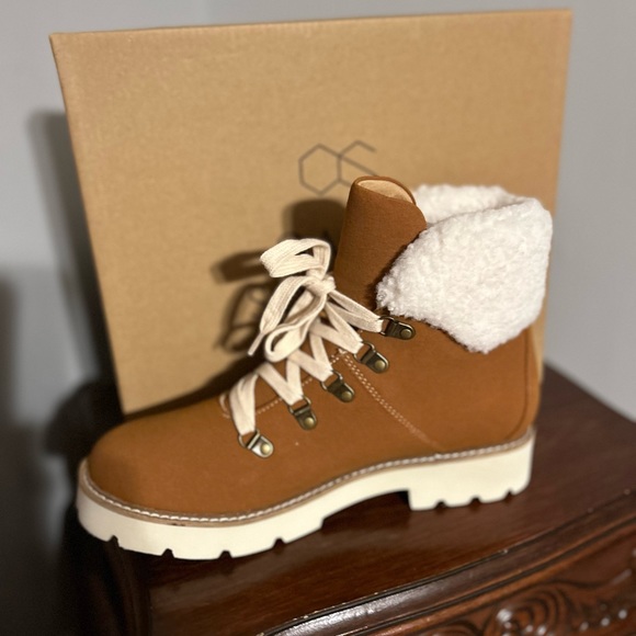 NIB Cognac Sherling trim lug lace up boot - Picture 9 of 12